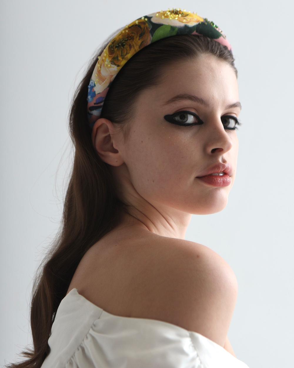 Ободок из розовой шерсти расшитый камнями в тон