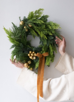 Рождественский венок с золотым декором