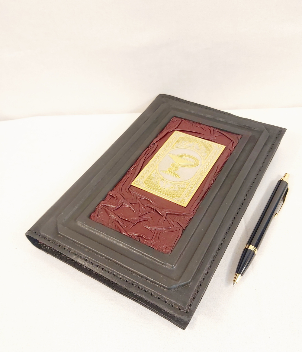 Набор "Ежедневник "Подарок медику" (златоустовская гравюра) из натуральной кожи со съемной обложкой и ручкой Parker"