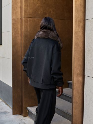 Черная куртка с воротником из лисы