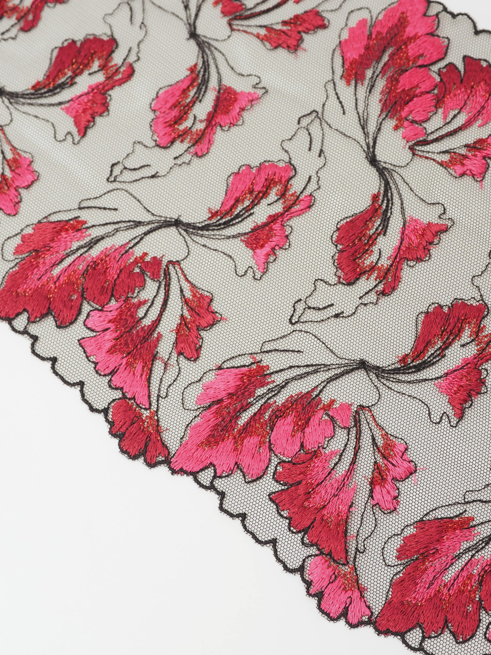 Вышивка на сетке черная с темно-красным и малиновой фуксией неэластичная ширина 18 см