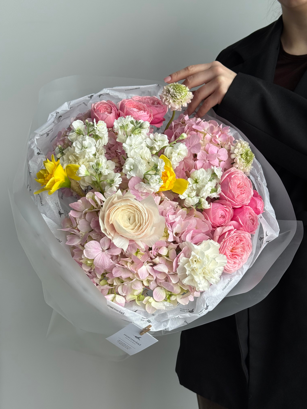 Сборный букет из розовой гортензии, нарциссов, кустовых пионовиднных роз, маттиолы и диантусов