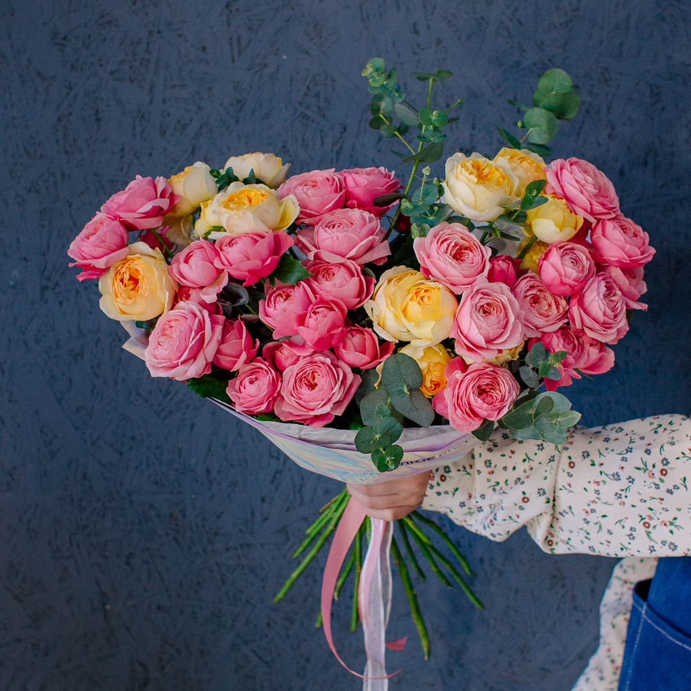 144. Акварельный букет-микс из кустовых пионовидных роз