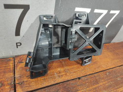 Кронштейн переднего бампера A (W176) Новый Оригинал A1768853056