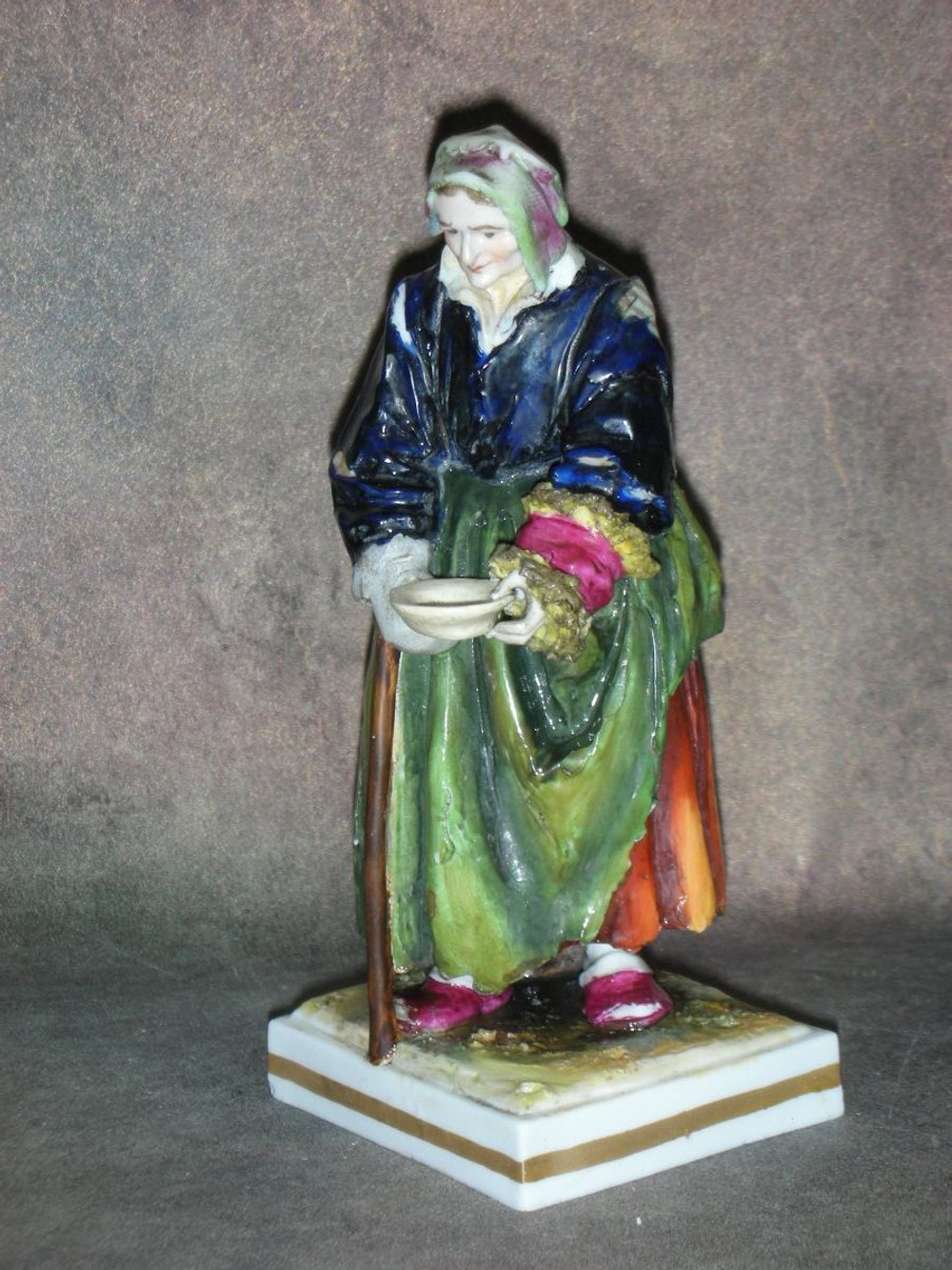 Статуэтка. Фарфор. Нищенка. Volkstedt. Германия