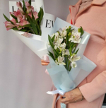 Нежный букетик из розовых альстромерий (3 веточки) в стильной белой упаковке, 50 см