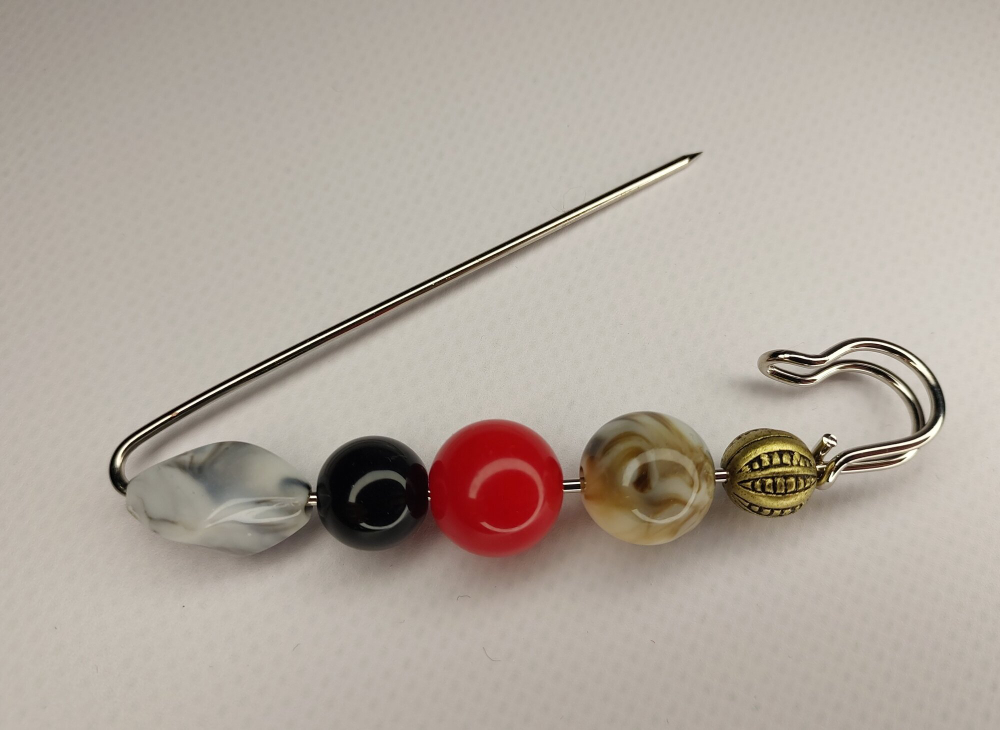 Булавка брошь "Цветные камешки" для кардигана,  пальто, платков, костюмов, одежды. .Цвет серый чёрный красный.