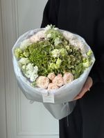 Букет из кустовых пионовивидных роз, гортензии, амми, лизиантуса и хризантемы