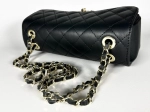 Женская сумка с цепочкой из натуральной кожи черного цвета