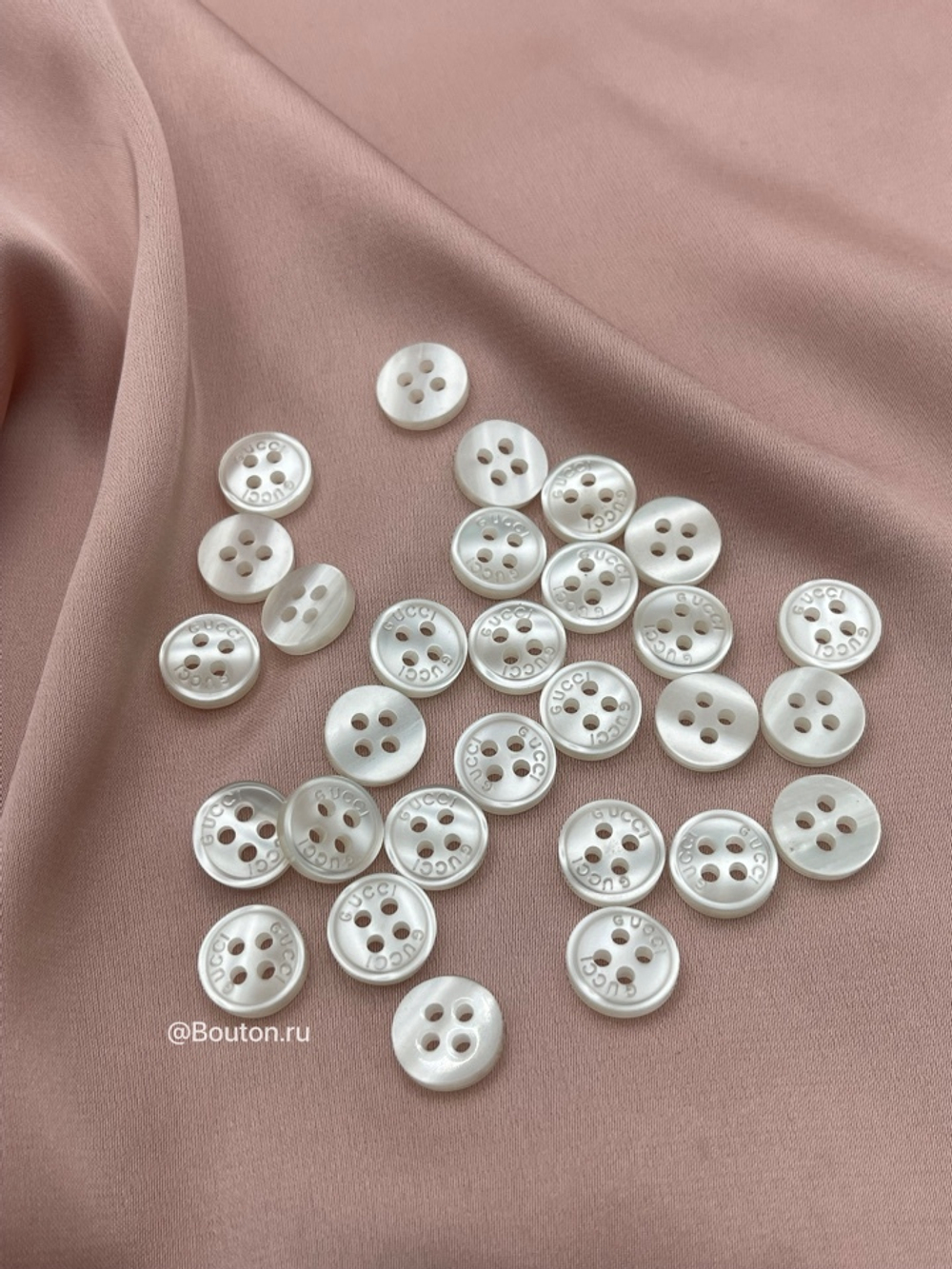 Пуговицы Гучч. на прокол молочные перламутровые