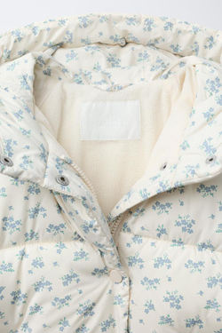 ZARA СТЕГАНАЯ ФЛИСОВАЯ КУРТКА С ПРИНТОМ, ЭКРЮ