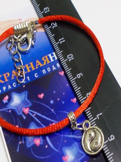 Красная нить с амулетом Инь Янь от сглаза