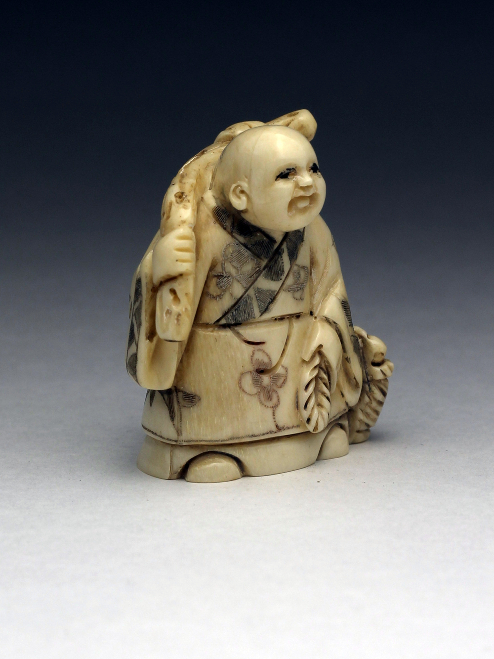 Нэцкэ Молодой монах с кузовком и корзиной