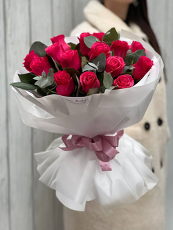 Роза сорта "Tacazzi" и ароматный эвкалипт в дизайнерском оформлении