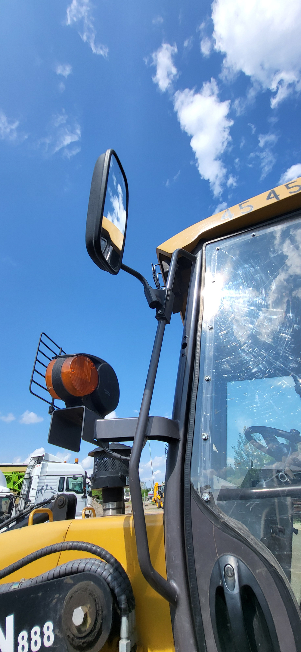 BIZON 888 Экскаватор-погрузчик 888 (Дизельный, 4,4 л, 102 л.с., АТ)