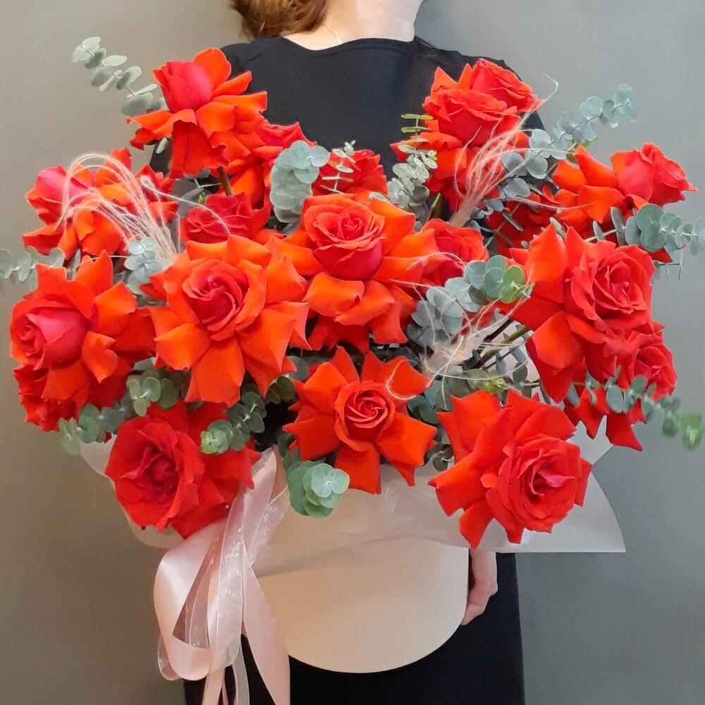 Красные французские розы в шляпной коробке XL ПРЕДЗАКАЗ