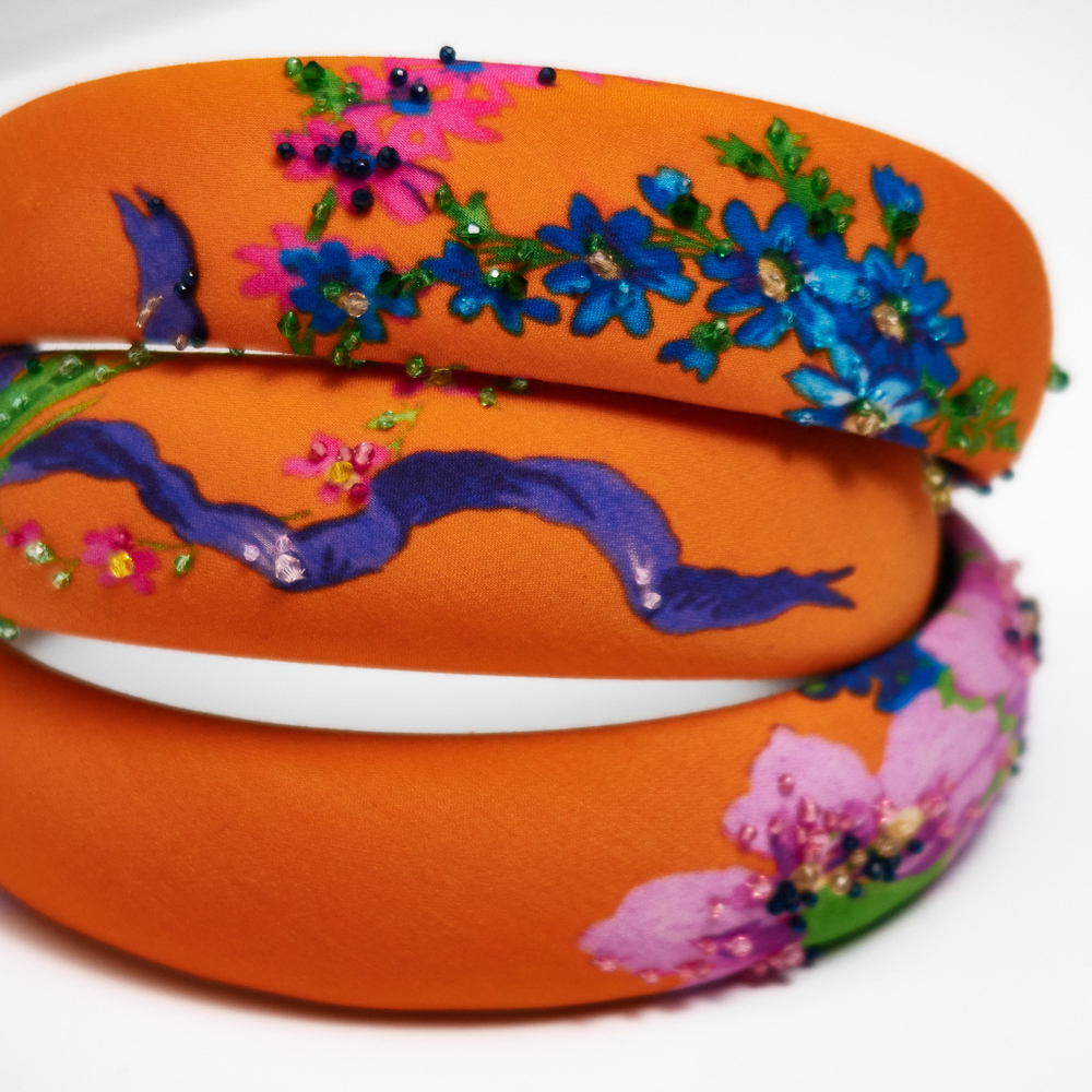 Ободок из оранжевого жаккарда расшитый камнями в тон