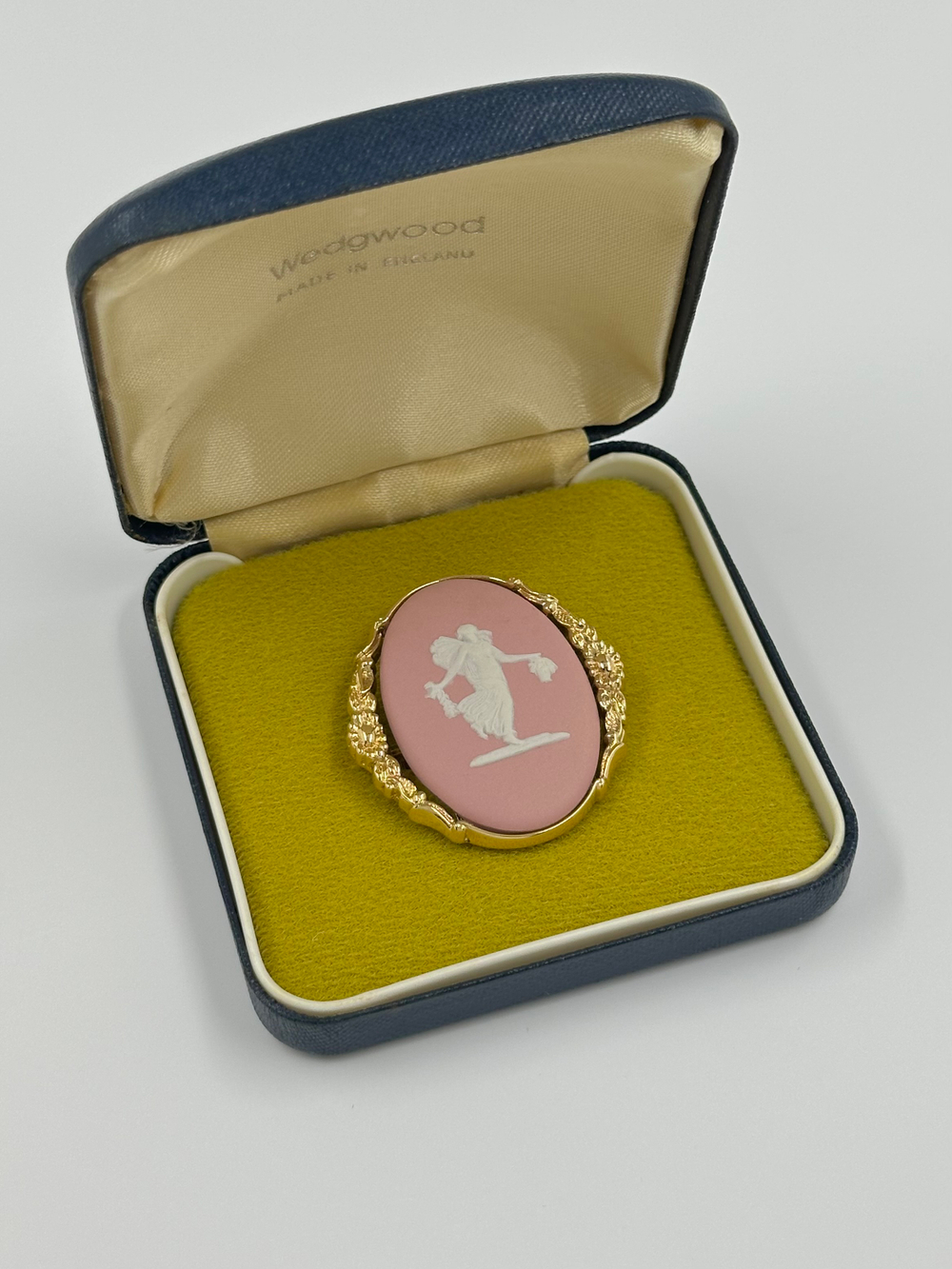 Брошь Wedgwood розовая