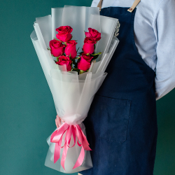 7 ярких высоких роз Эквадор в оформлении