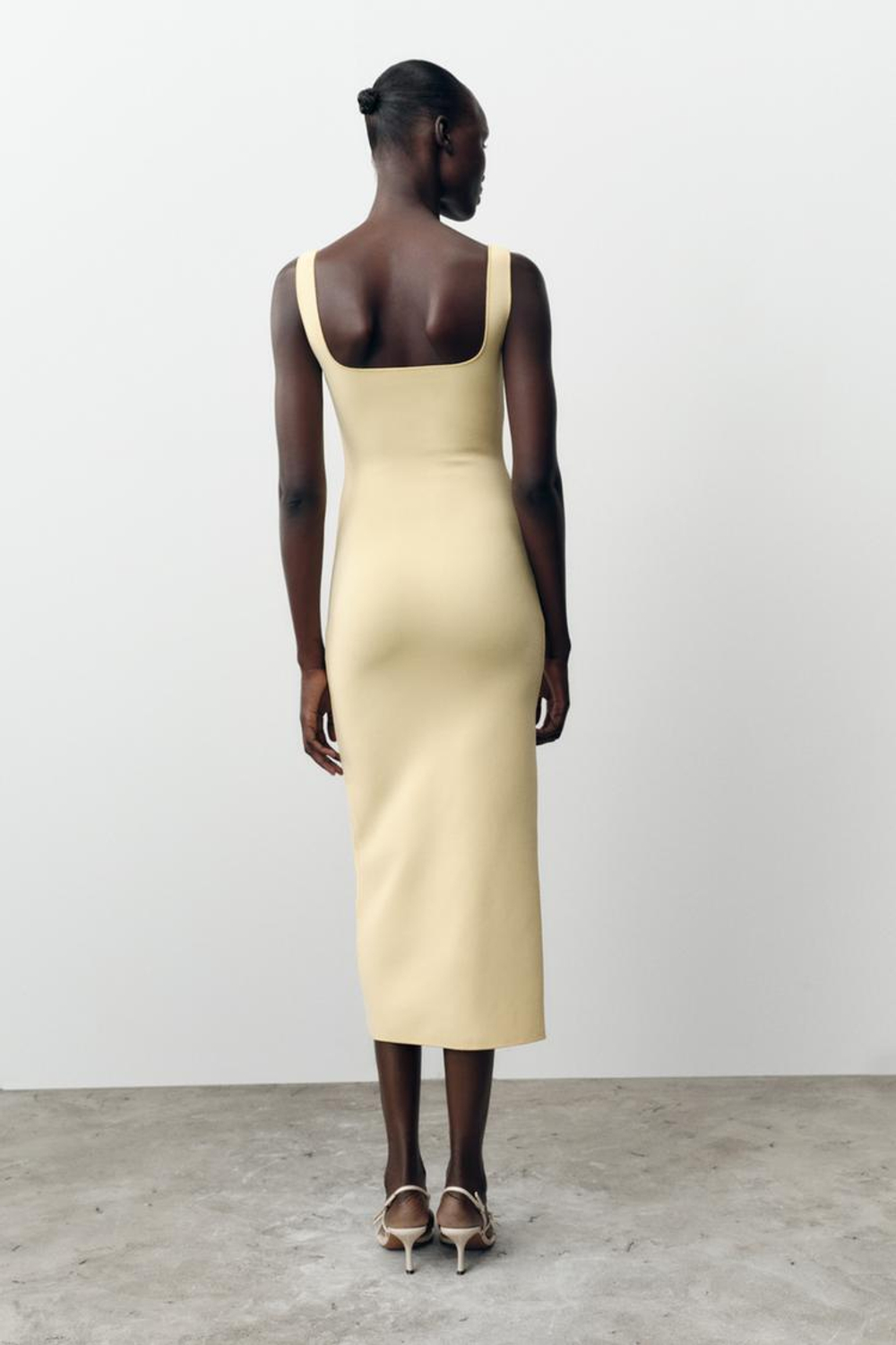 ZARA ЭЛАСТИЧНОЕ ПЛАТЬЕ С ЦВЕТАМИ, ЖЕЛТЫЙ