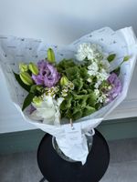 Букет из гортензии, пионовидной лилии, лизиантуса и ромашки