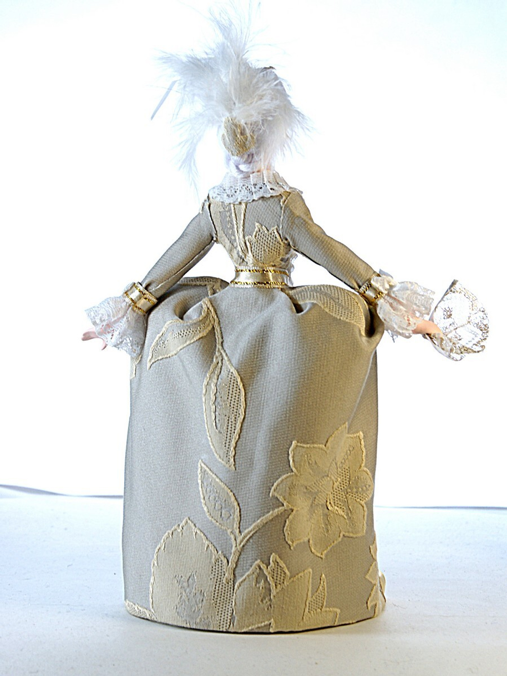 Кукла коллекционная в женском придворном костюме 18 века