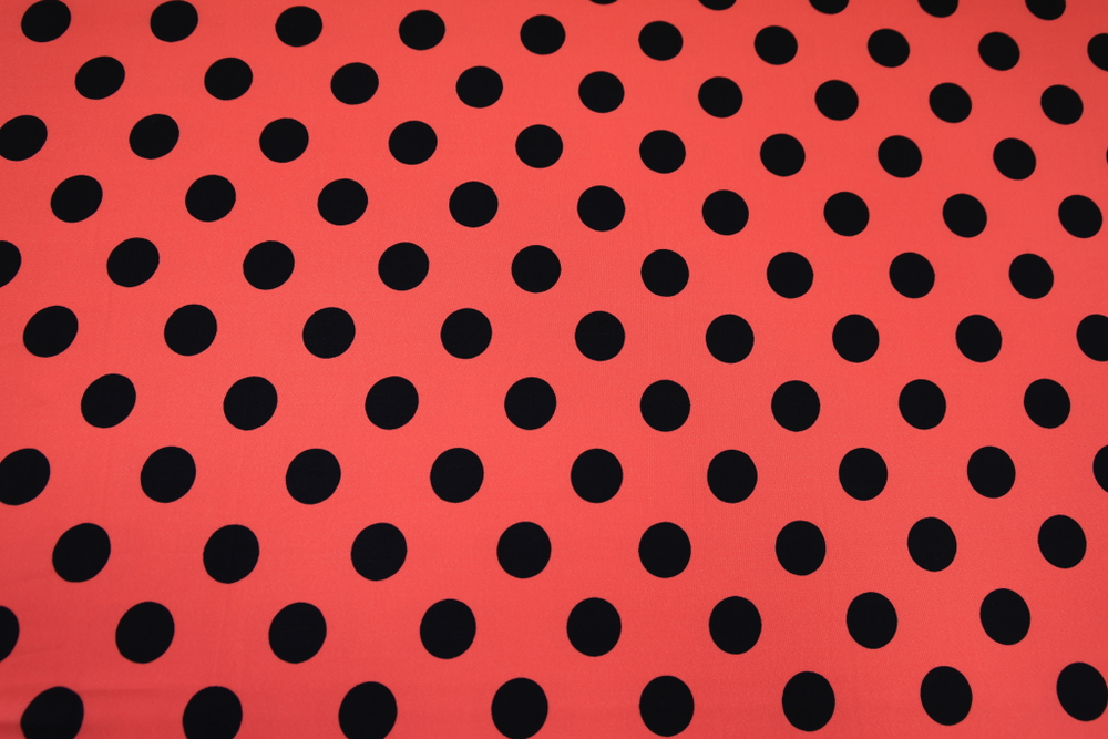 Вискоза коралловая в черный средний горох