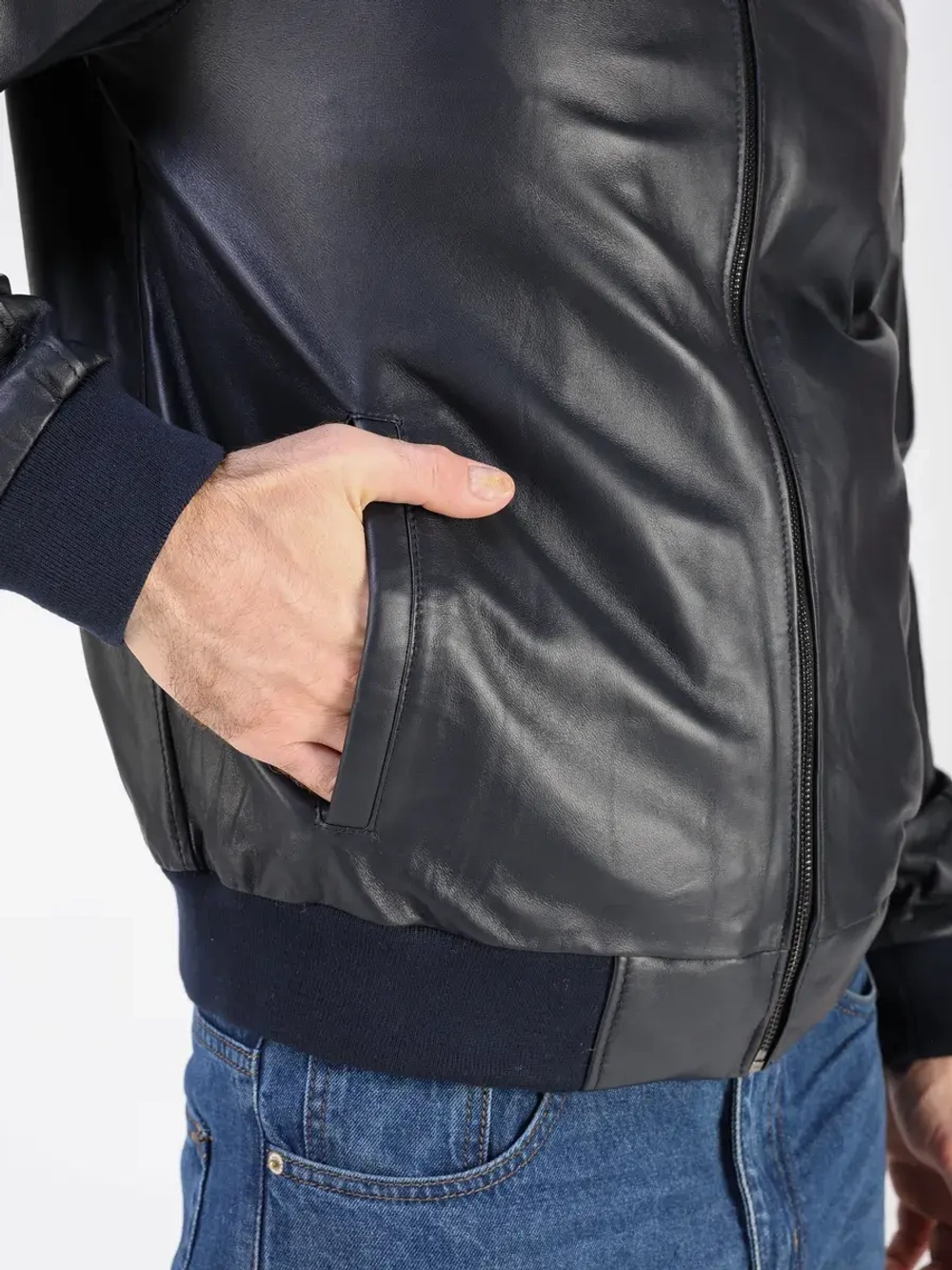 Кожаная куртка демисезонная бомбер