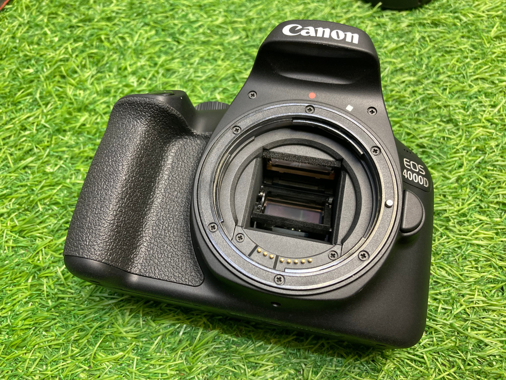 Canon EOS 4000D Kit 18-55mm 3.5-5.6 III 10 кадров
