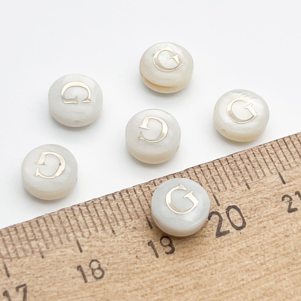 Буква G, бусина, перламутр, диаметр 7,5-8 мм, толщина 4,5-5 мм, цена за 1 шт