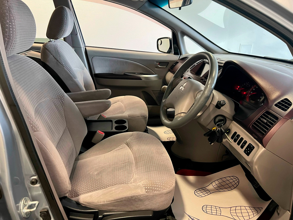 Mitsubishi Grandis, 2003 год