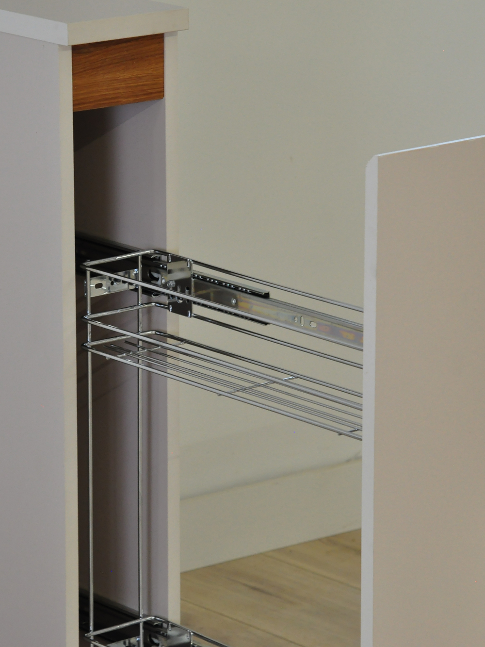 Кухонный модуль Карго напольный 15 см Малага, с дубовой панелью на ножках / персидский жемчуг, массив дуба