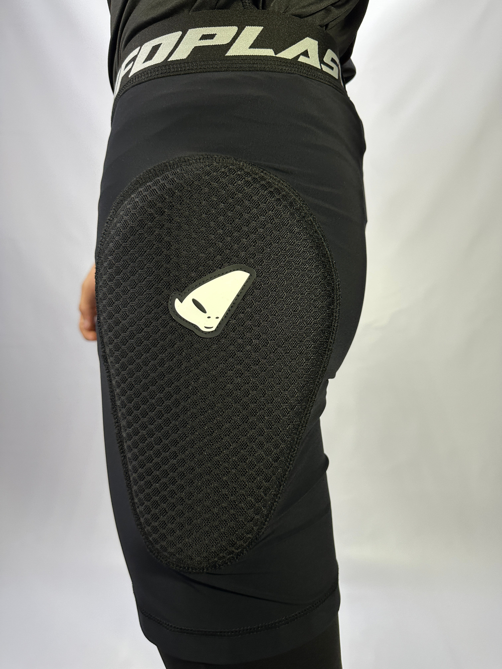 Защитные шорты UFO REBORN MV6 SHORT WITH HIP PROTECTION Black