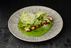 Куриный шницель с кунжутным соусом и сальсой верде