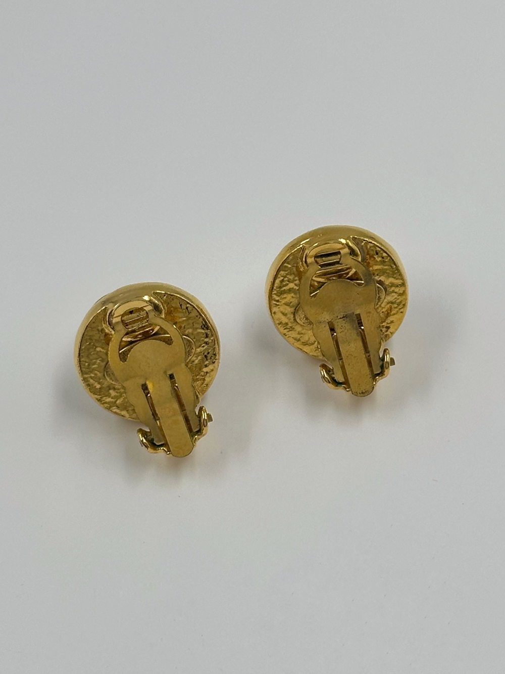 Клипсы Chanel с «жемчугом» и лого