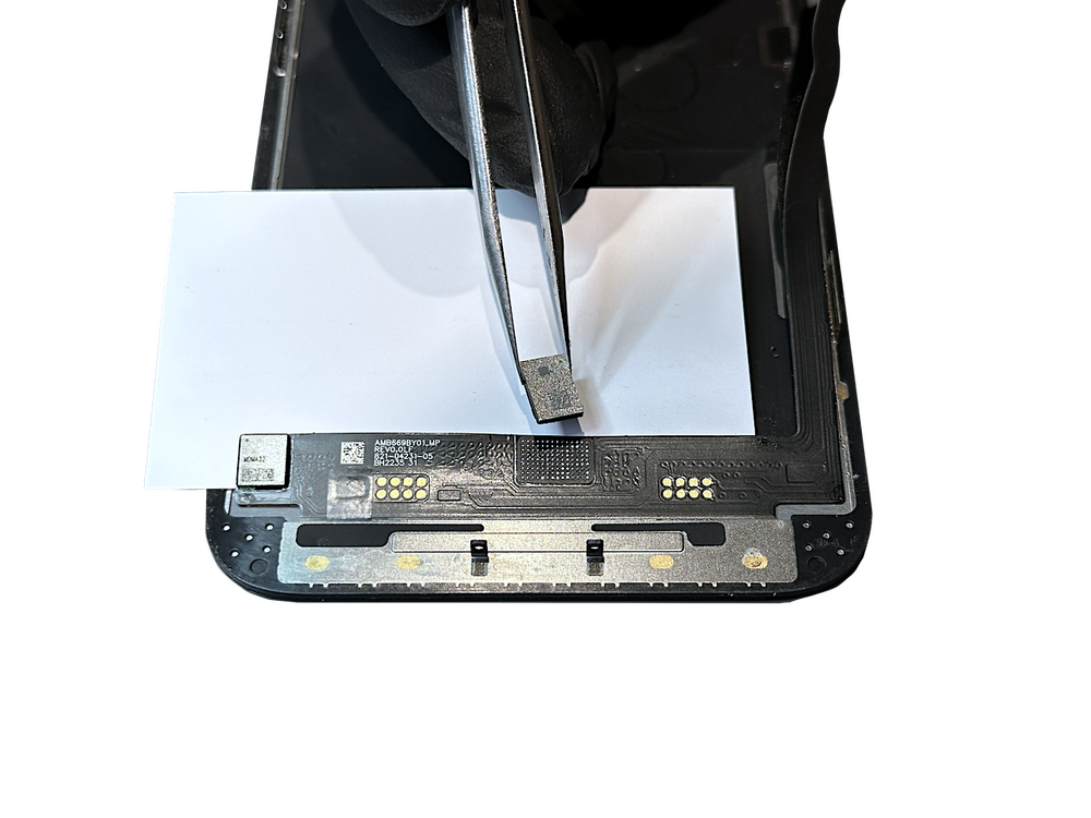 Перепайка микросхемы и устранение ошибки дисплея на iPhone 16 Pro