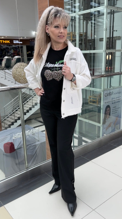 Белый джинсовый бомбер-жакет с рванкой