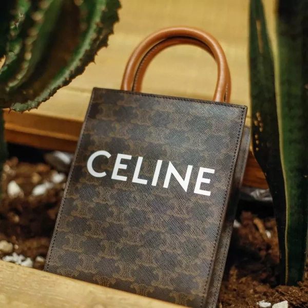 Сумка среднего размера, натуральная кожа, интересный принт . Италия