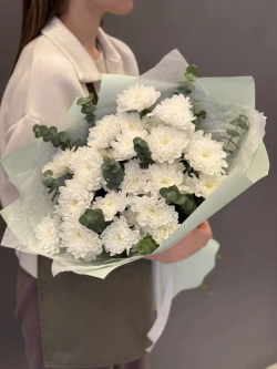 Букет Белые хризантемы с эвкалиптом