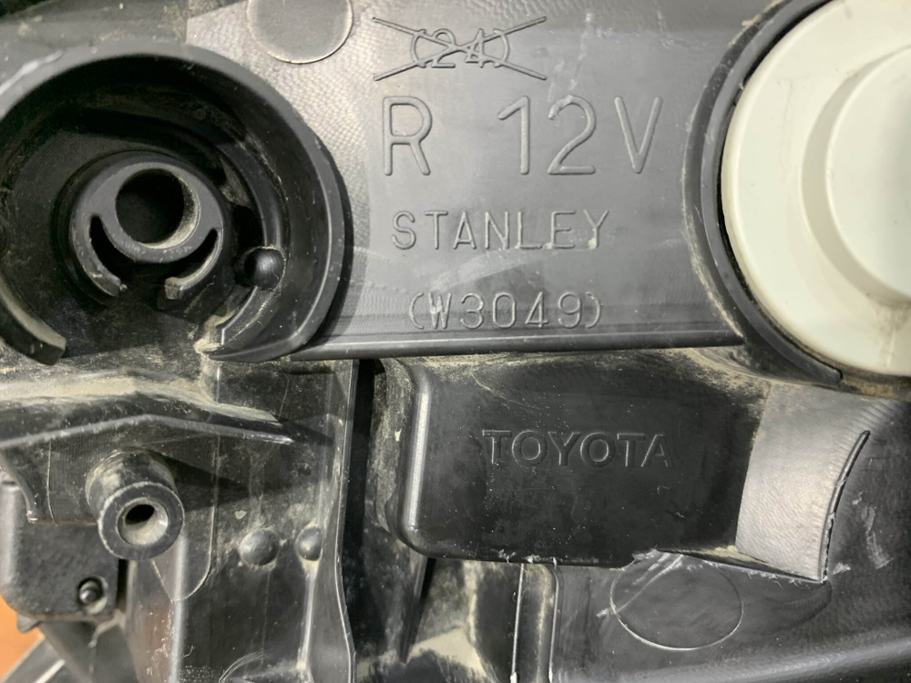 Фара правая LED Toyota RAV4 IV (XA40) 15-19 Б/У Оригинал 8114542680