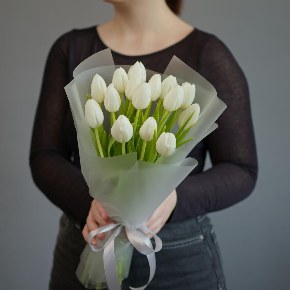 Букет из 15 белых тюльпанов в матовой упаковке
