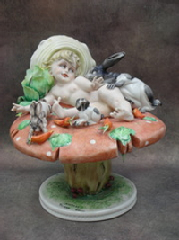 Статуэтка. Фарфор. Малыш с кроликом на мухоморе. Capodimonte. Италия