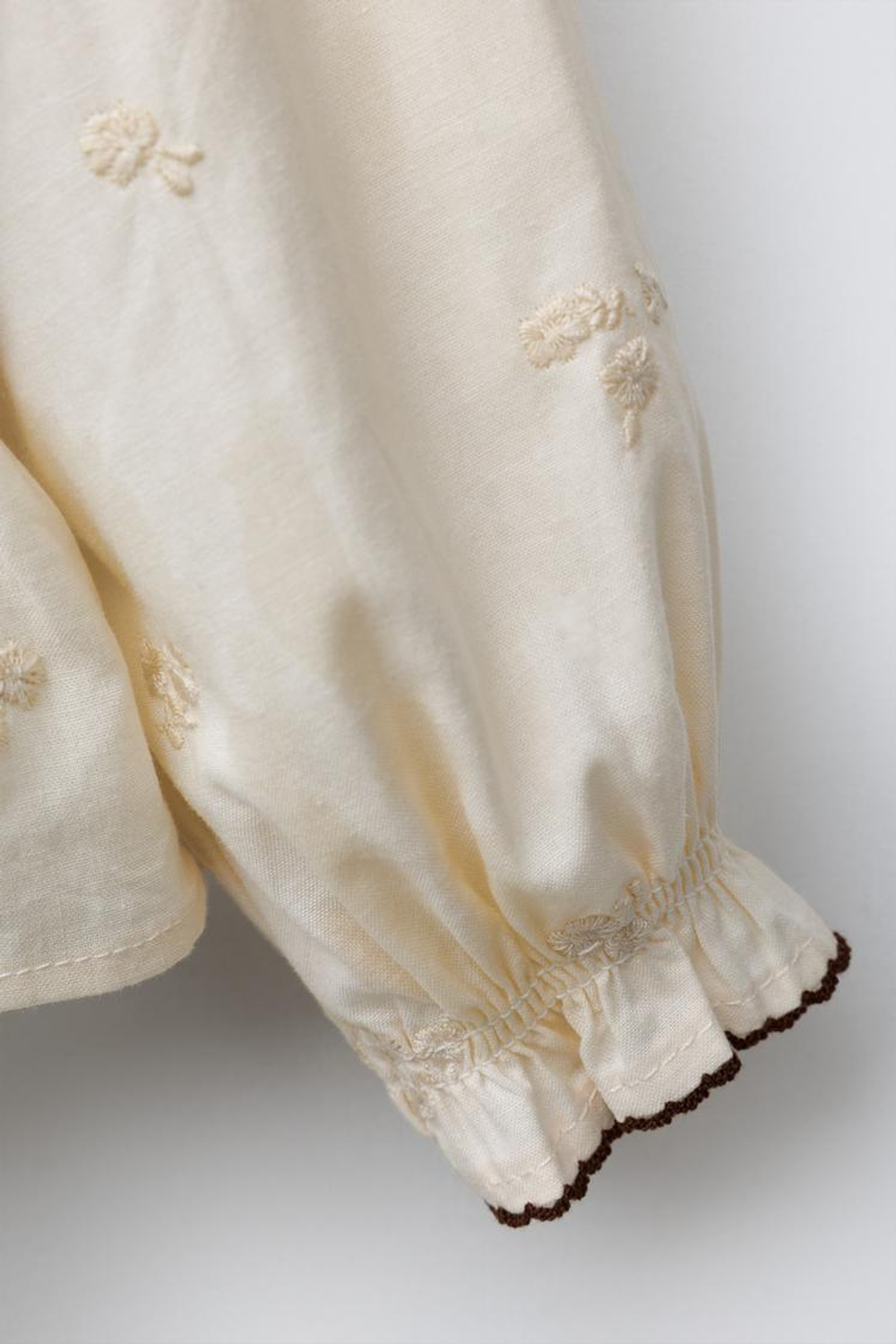 ZARA РУБАШКА С ЦВЕТОЧНОЙ ВЫШИВКОЙ И ТРИКОТАЖНЫМ ЖИЛЕТОМ, СВЕТЛО-БЕЖЕВЫЙ