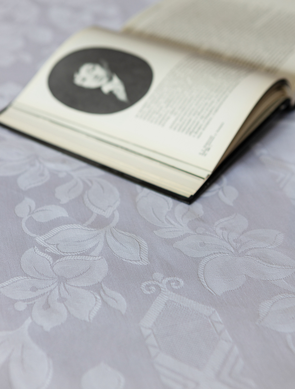 Скатерть 160 и 8 салфеток Confestyl Iris Bianco