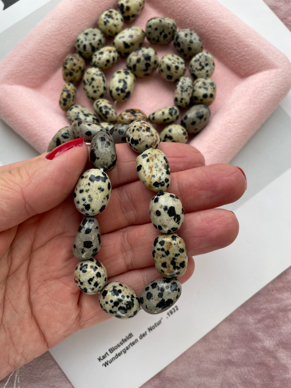 Бусины из далматиновой яшмы 12х17мм, галтовка