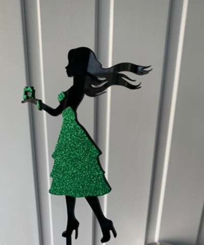 Девушка с подарком