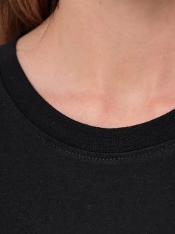 Красивая нарядная футболка с модным рисунком цветы