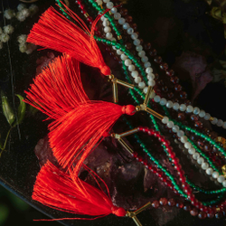 подвеска из перламутра с красными кистями