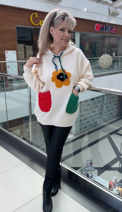 Светлый джемпер-худи с ярким принтом