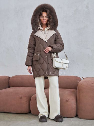 Коричневый стеганый пуховик с капюшоном и мехом песца